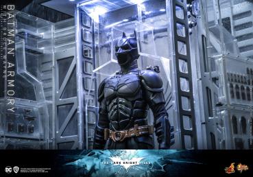 The Dark Knight Rises Movie Masterpiece Actionfigur & Diorama 1/6 Batman Armory with Bruce Wayne 30 cm