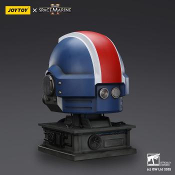 Warhammer 40,000: Space Marine 2 Replik Ultramarines Lieutenant Titus Helm mit Display-Stand 44 cm