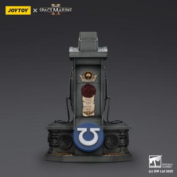 Warhammer 40,000: Space Marine 2 Replik Ultramarines Lieutenant Titus Helm mit Display-Stand 44 cm