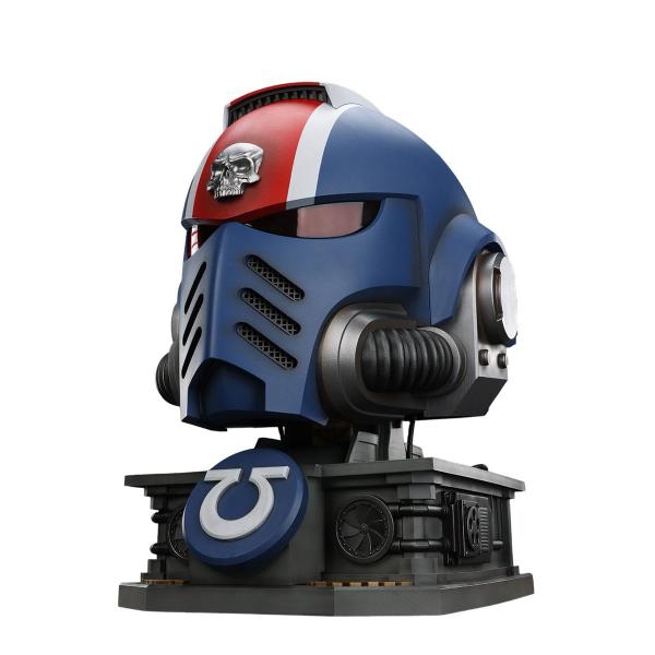 Warhammer 40,000: Space Marine 2 Replik Ultramarines Lieutenant Titus Helm mit Display-Stand 44 cm