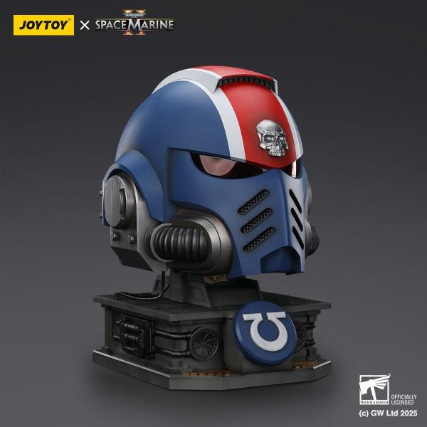 Warhammer 40,000: Space Marine 2 Replik Ultramarines Lieutenant Titus Helm mit Display-Stand 44 cm
