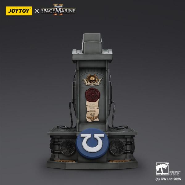 Warhammer 40,000: Space Marine 2 Replik Ultramarines Lieutenant Titus Helm mit Display-Stand 44 cm