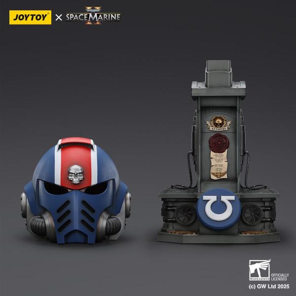 Warhammer 40,000: Space Marine 2 Replik Ultramarines Lieutenant Titus Helm mit Display-Stand 44 cm