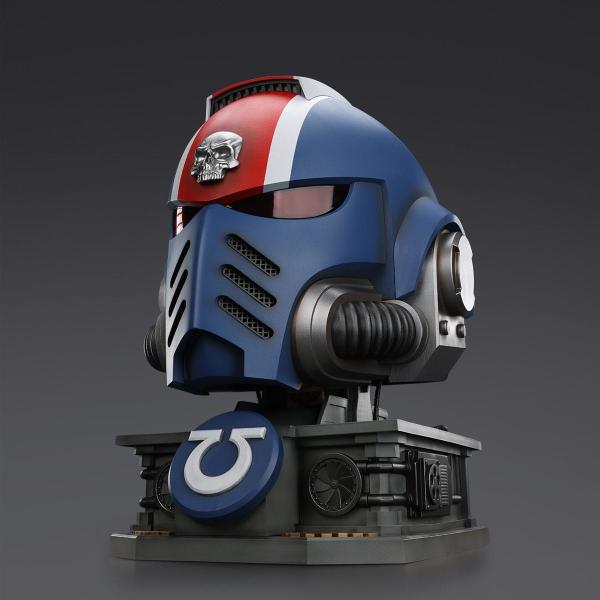 Warhammer 40,000: Space Marine 2 Replik Ultramarines Lieutenant Titus Helm mit Display-Stand 44 cm